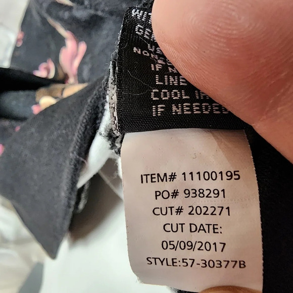 Torrid Zip Front Bomber Jacket Floral Rayon Blend Black Pink Size 1 - Picture 13 of 13